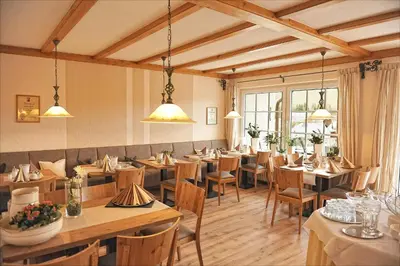 Ein Restaurant oder anderes Speiselokal in der Unterkunft Wein & Gästehaus Rosenlay