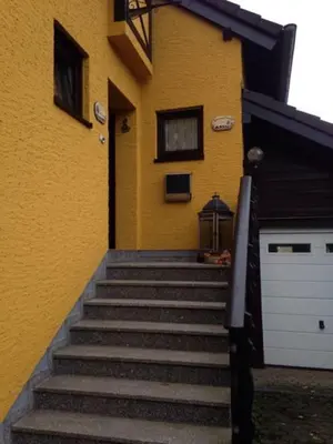 Das Gebäude in dem sich das Ferienhaus befindet