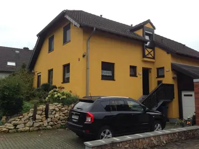 Das Gebäude in dem sich das Ferienhaus befindet