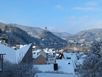 Ein allgemeiner Bergblick oder ein Berglick von des Ferienhauses aus