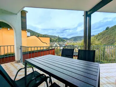 Ein allgemeiner Bergblick oder ein Berglick von des Ferienhauses aus