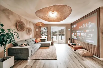 Ein Sitzbereich in der Unterkunft GetAway Penthouse: Spa & Cinema