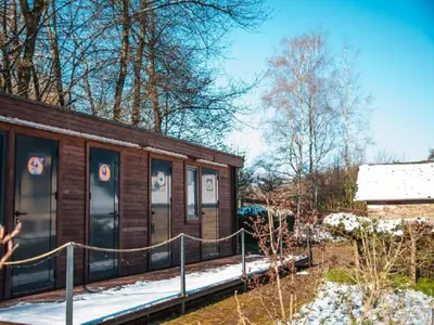 Das Gebäude in dem sich die Zelt-Lodge befindet