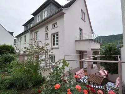 Das Gebäude in dem sich das Ferienhaus befindet