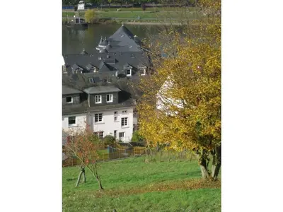 Das Gebäude in dem sich das Ferienhaus befindet