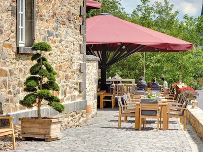 Ein Garten an der Unterkunft Schloss Hotel Burgbrohl