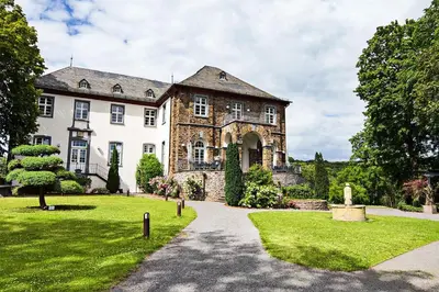 Ein Garten an der Unterkunft Schloss Hotel Burgbrohl