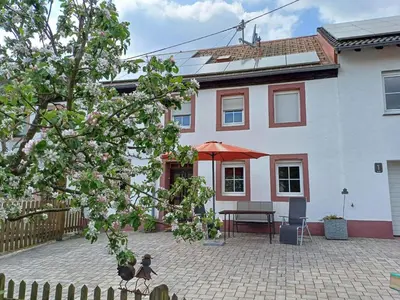 Das Gebäude in dem sich das Ferienhaus befindet
