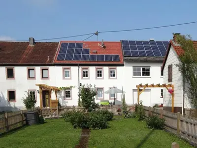 Das Gebäude in dem sich das Ferienhaus befindet