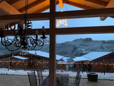 Ein allgemeiner Bergblick oder ein Berglick von des Ferienhauses aus