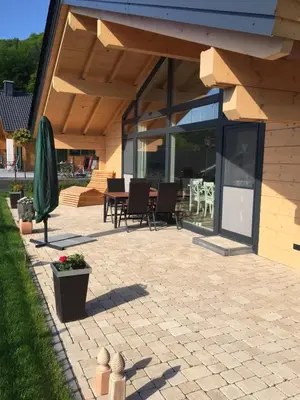 Das Gebäude in dem sich das Ferienhaus befindet