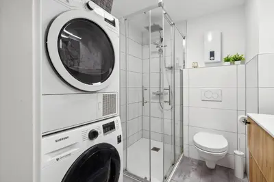 Ein Badezimmer in der Unterkunft Zentrale, Große & Moderne Unterkunft in Koblenz