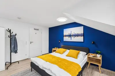 Ein Bett oder Betten in einem Zimmer der Unterkunft Zentrale, Große & Moderne Unterkunft in Koblenz