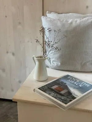 Ein Bett oder Betten in einem Zimmer der Unterkunft 2 kleine Altstadt-Ferienwohnungen mit Garten & Herz