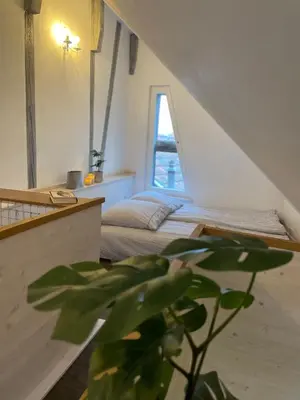 Ein Bett oder Betten in einem Zimmer der Unterkunft 2 kleine Altstadt-Ferienwohnungen mit Garten & Herz