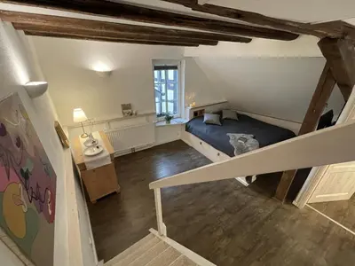 Ein Bett oder Betten in einem Zimmer der Unterkunft 2 kleine Altstadt-Ferienwohnungen mit Garten & Herz