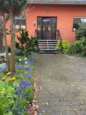 Ein Garten an der Unterkunft Farben Haus