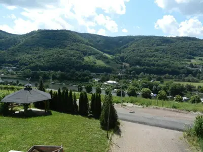 Ein allgemeiner Bergblick oder ein Berglick von des Ferienhauses aus