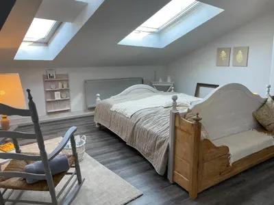 Ein Bett oder Betten in einem Zimmer der Unterkunft Altstadt-Gästehaus mit Garten. Und Herz.