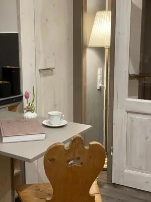 Ein Sitzbereich in der Unterkunft Altstadt-Gästehaus mit Garten. Und Herz.