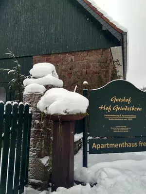 Kleine Milchbar Barrierefrei in den Bergen auf dem Hof Grindelborn im Winter
