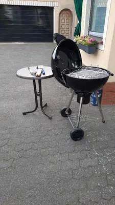 Ein für Gäste verfügbarer Grill im Ferienhaus