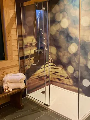 Ein Badezimmer in der Unterkunft Holzhaus Onkel Fritz mit Sauna und Whirlwanne