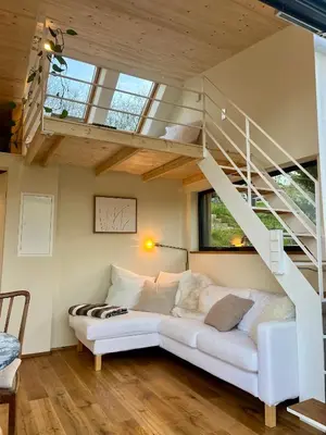 Ein Bett oder Betten in einem Zimmer der Unterkunft Tinyhouse Minimalus III mit Whirlpool im Grünen