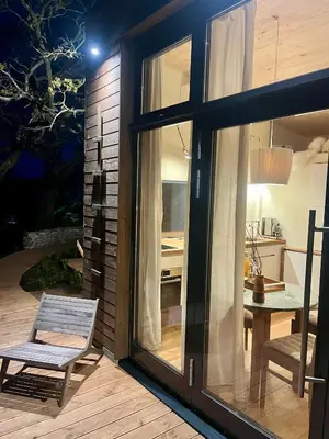Ein Patio oder anderer Außenbereich in der Unterkunft Tinyhouse Minimalus III mit Whirlpool im Grünen