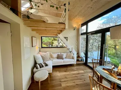 Ein Sitzbereich in der Unterkunft Tinyhouse Minimalus III mit Whirlpool im Grünen