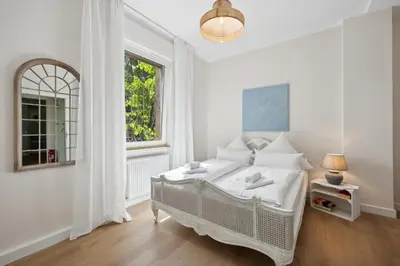 Ein Bett oder Betten in einem Zimmer der Unterkunft Altstadt Apartment am Wasser mit großem Garten