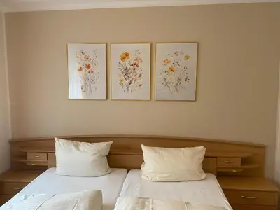 Ein Bett oder Betten in einem Zimmer der Unterkunft Ferienwohnung 1 Am Petersberg