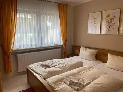 Ein Bett oder Betten in einem Zimmer der Unterkunft Ferienwohnung 1 Am Petersberg
