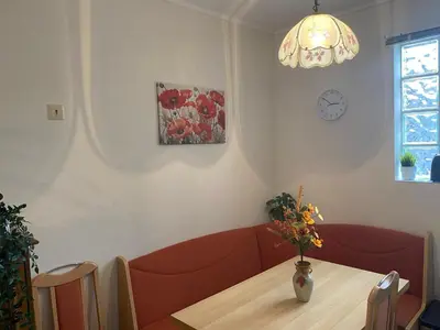 Ein Sitzbereich in der Unterkunft Ferienwohnung 2 Am Petersberg