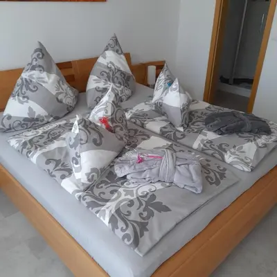 Ein Bett oder Betten in einem Zimmer der Unterkunft Bichlhof Bärfra Ferienwohnung Hunsrück