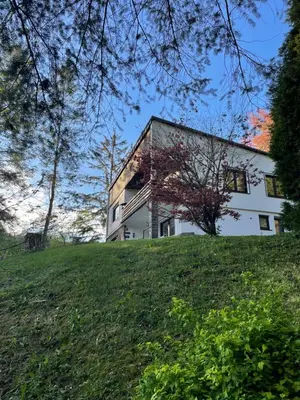Ein Garten an der Unterkunft Talblick Chalet Blankenheim