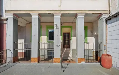 Eine Fassade oder ein Eingang zu Pfalzblick