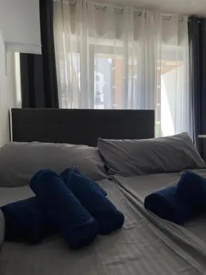 Ein Bett oder Betten in einem Zimmer der Unterkunft Cozy Central Apartment