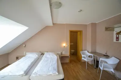 Ein Bett oder Betten in einem Zimmer der Unterkunft Gästehaus Rebstock