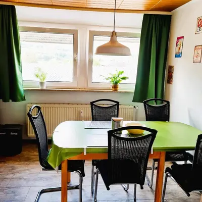 Ein Sitzbereich in der Unterkunft Ferienwohnung Am Bollenbach
