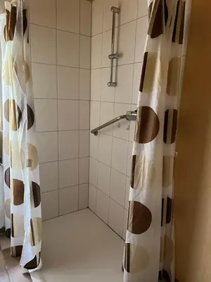 Ein Badezimmer in der Unterkunft Zimmer auf dem Scheuerhof