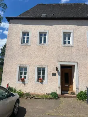 Das Gebäude in dem sich das Privatzimmer befindet