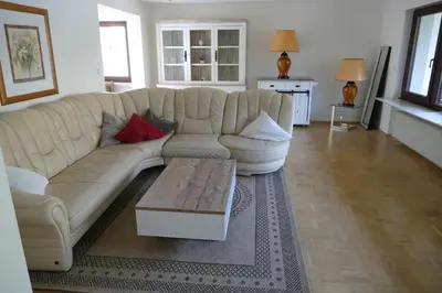 Ein Sitzbereich in der Unterkunft Ferienwohnung Hilberath