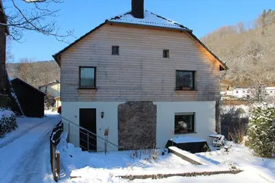Haus am Burgring im Winter