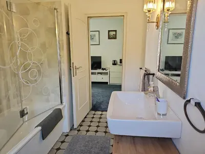Ein Badezimmer in der Unterkunft Little Rhine View Château - EG Apartment