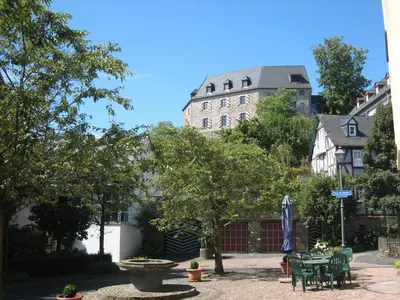 Das Gebäude in dem sich das Ferienhaus befindet