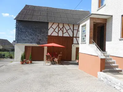Das Gebäude in dem sich das Ferienhaus befindet