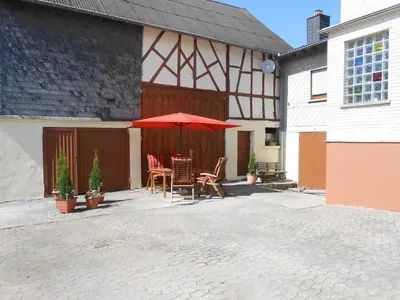 Das Gebäude in dem sich das Ferienhaus befindet