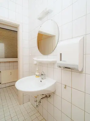 Ein Badezimmer in der Unterkunft Zimmer frei in Nickenich bis zu 11 Gäste willkommen