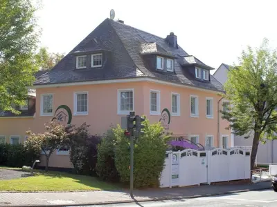 Das Gebäude in dem sich das Ferienhaus befindet